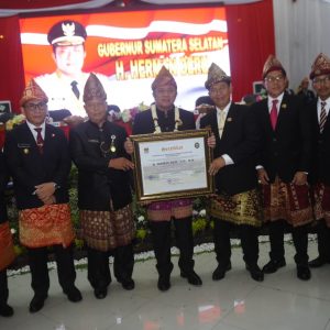 Gubernur HD Dianugerahi Gelar Pangeran Manggala Agung Jagabaya