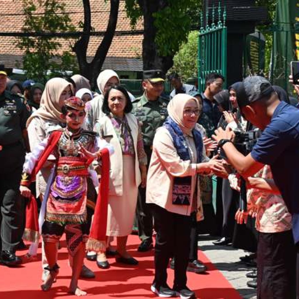 menymbut kedatangan rombongan.