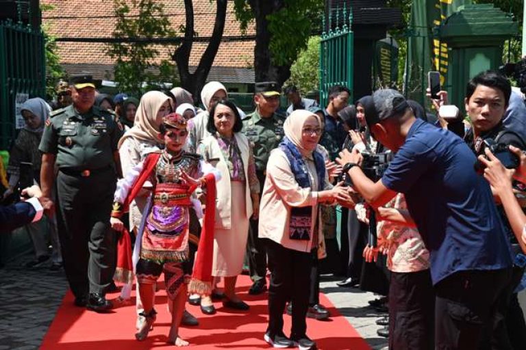 menymbut kedatangan rombongan.
