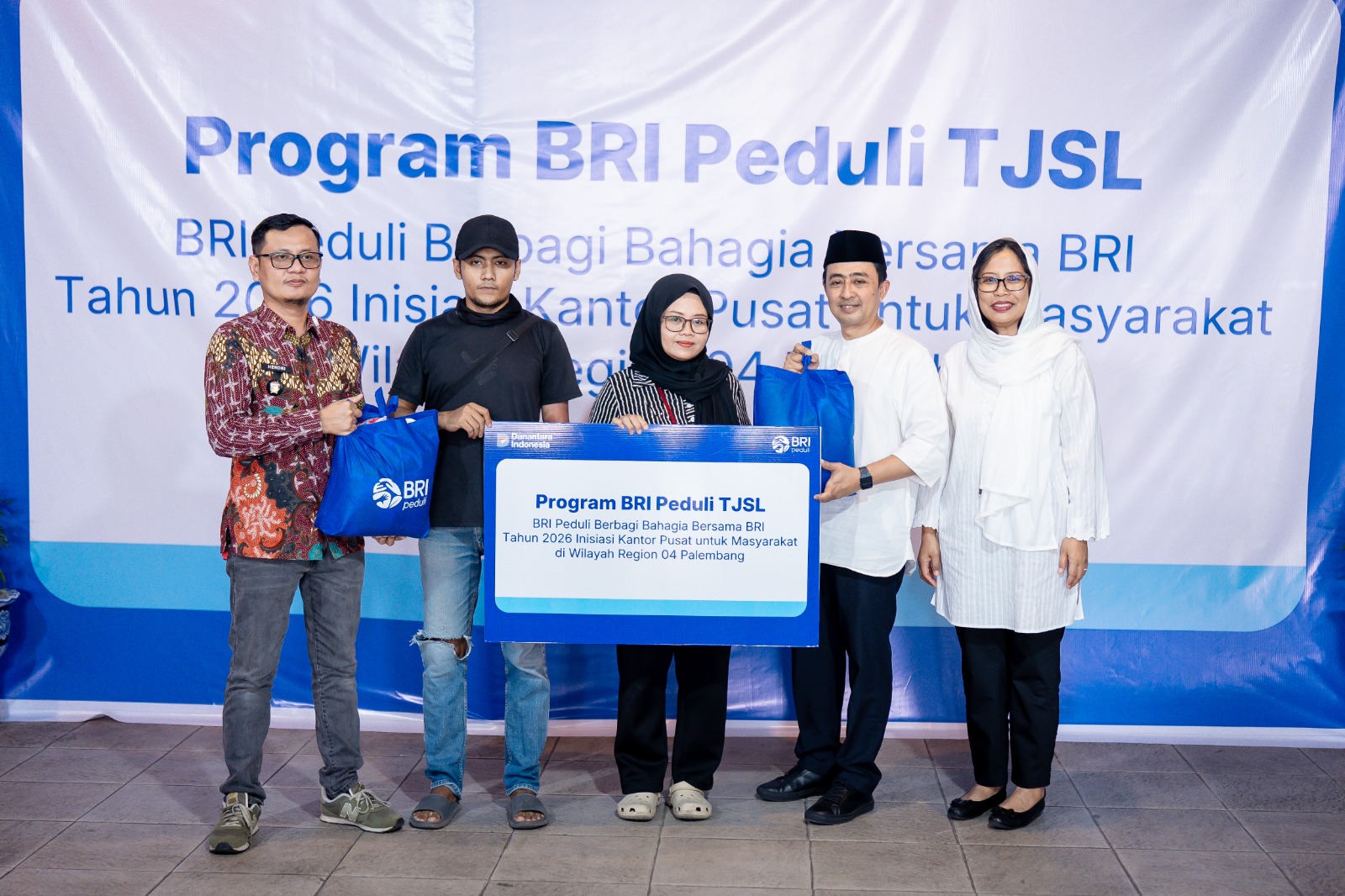 Berfoto bersama disela-sela kegiatan
