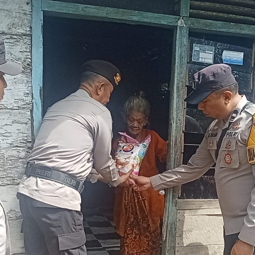 Polsek Salurkan Bantuan Lansia