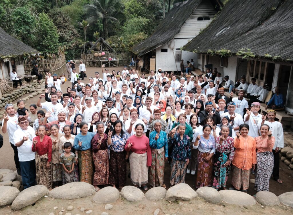 masyarakat adat salah satu suku di Indonesia