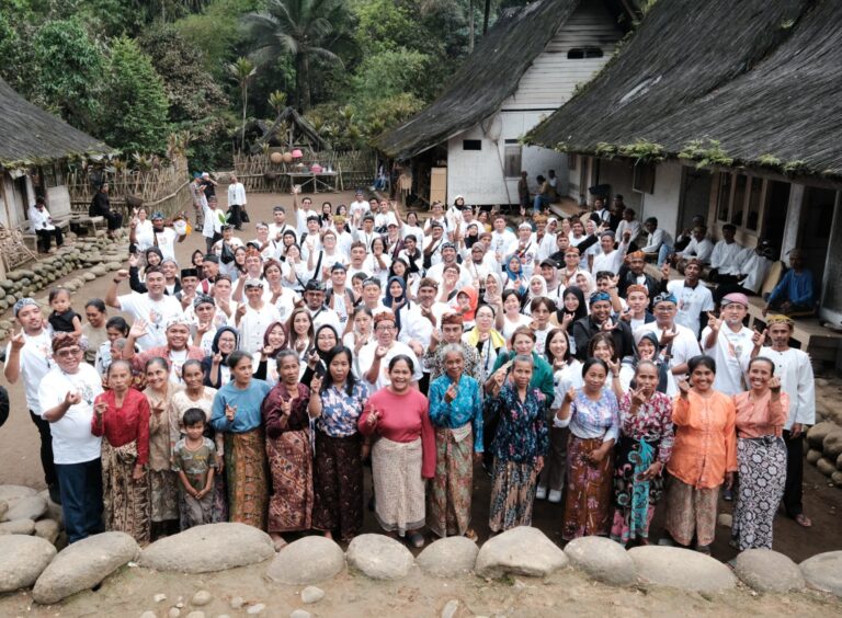 masyarakat adat salah satu suku di Indonesia