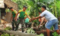 KESATRIA YONARMED 12/DIVIF 2 KOSTRAD BANTU KORBAN ANGIN PUTING BELIUNG