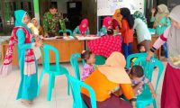 BABINSA KODIM JOMBANG BANTU PELAKSANAAN POSYANDU