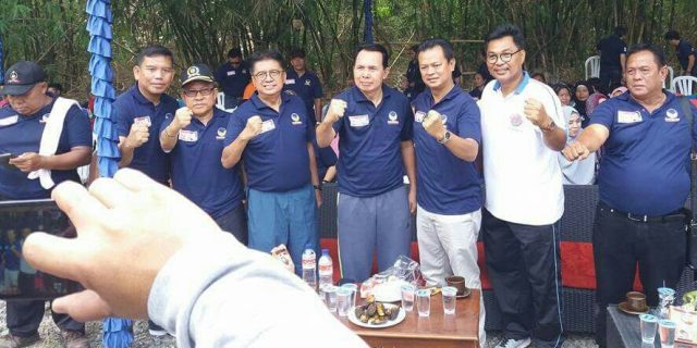 Berfoto bersama dengan pengurus partai.
