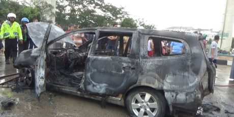 Baru di Servis Mobil Nissan Livina Terbakar