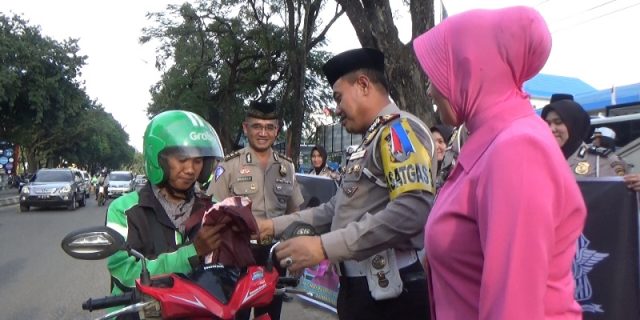 Pembagian takjil sedang dilaksanakan.