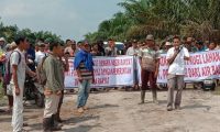 Tuntut Ganti Rugi Lahan Warga Desa Air Balui Sandera Alat Berat PT PPA