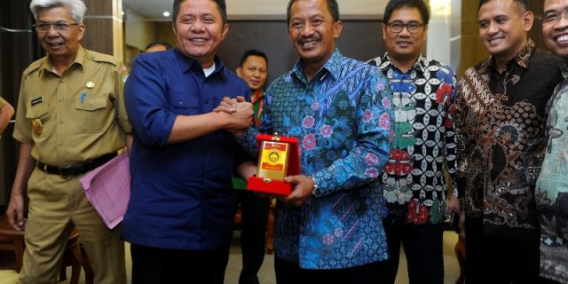 Gubernur menerima cendramata dari PT Semen Baturaja.