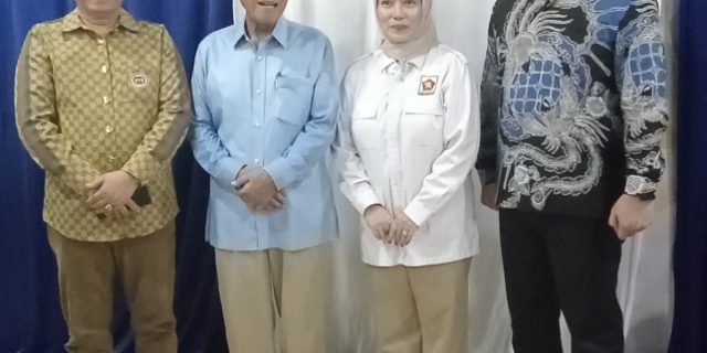 Cawabup Dr H Konar Zuber SH, MH berfoto bersama dengan Cabup H Slamet Sumo sentono didampingi istri dan Herman Ong Anggota DPRD Sumsel.
