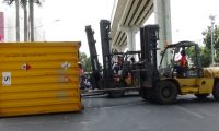Truk Kontainer Isi Kopra Terbalik