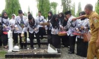 Guru dan Pelajar Ziarah Ketaman Makam Pahlawan