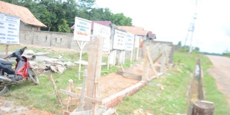 Pemdes Lebuk Saung Melaksanakan Pembagunan Pagar
