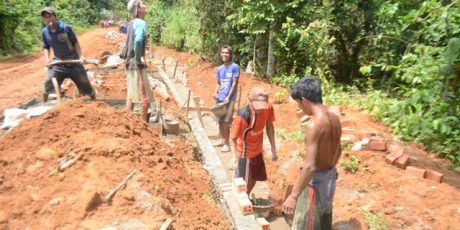 Sri Bandung Bangun Drainase Gunakan Dana Desa