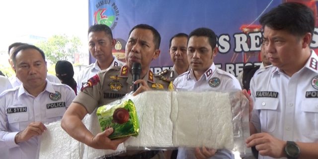 Kapolda Sumsel Irjen Pol Zulkarnain Menunjukan Barang Bukti Sabu Dalam Kemasan