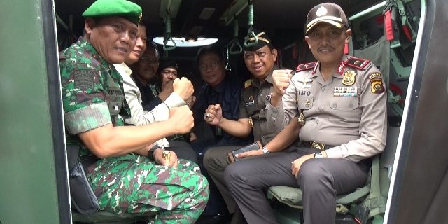 Pangdam II Sriwijaya Bersama Wakapolda Sumsel Serta Pejabat Muspida Foto Bersama Di Salah Satu Kendaraan Militer