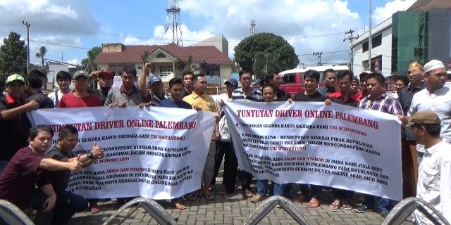 Para Satgas 86 Mengelar Demo Di Depan Gedung Polda Sumsel
