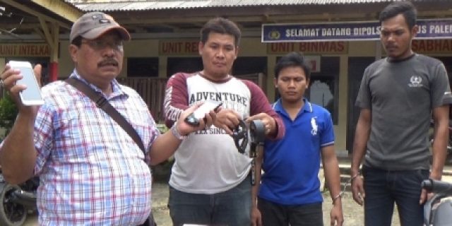Petugas Penunjukan Barang Bukti Dan Dua Tersangka Pengelapan Dengan Tangan Diborgol