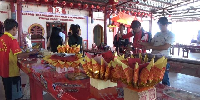 Suasana Jemaat Thiong Hua Sedang Sembayang Di Pulau Kemarau Palembang