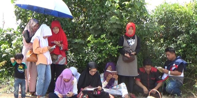 Keluarga Besar Alm Tri Wdiyantoro Baca Yasin Di TKP Penemuan