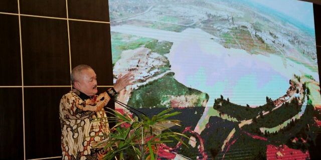 Gubernur sedang memamparkan tentang zero conflict kepada mahasiswa dan mahasiswi Fakultas Keamanan Nasional Univeristas.