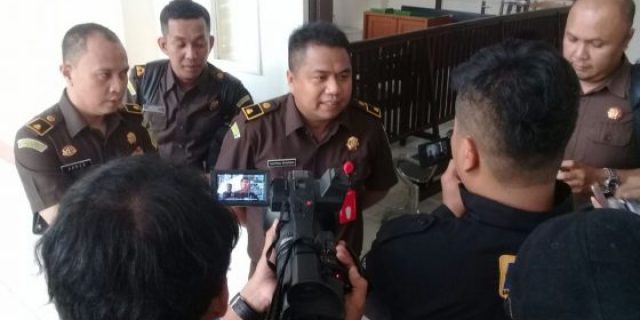 Pihak kejaksaan memberikan keterangan kepada sejumlah wartawan.