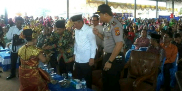 Menerima sekapur sirih.