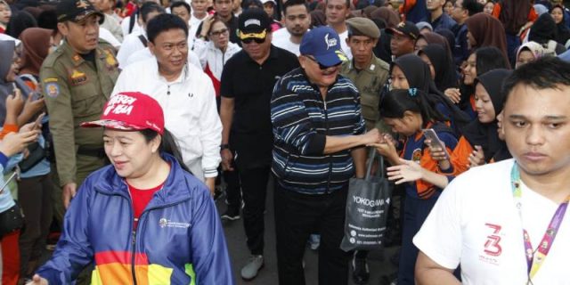 Puan Maharani dan Gubernur, menyalamin para warga.