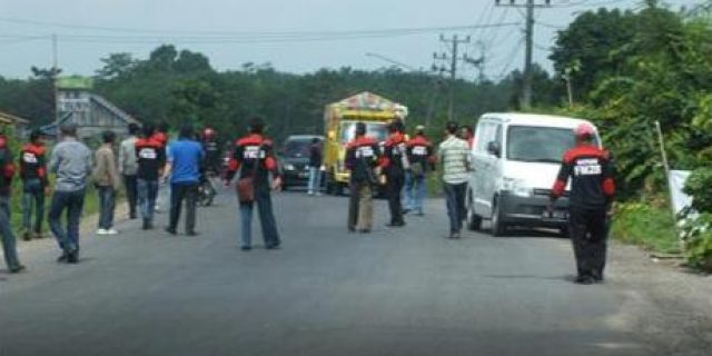 Massa hadang truk minyak ilegal.