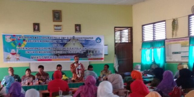 Para peserta memperhatikan apa yang disampaikan kepala dinas.