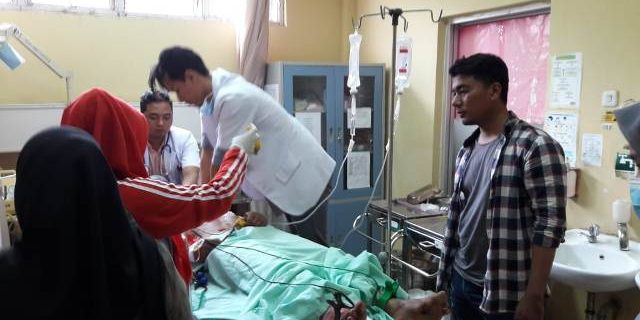 Tim dokter berupaya memberikan pertolongan medis.