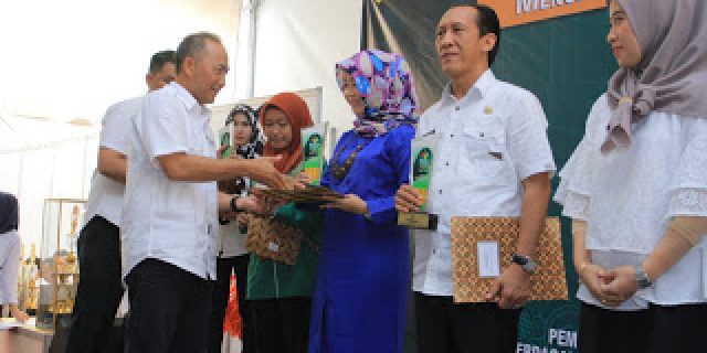 Pemberian penghargaan.