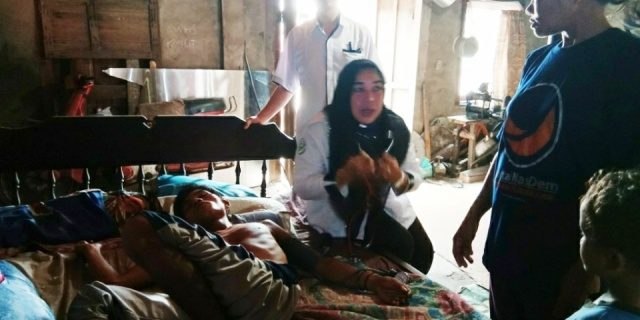 Petugas Kesehatan Tanjung Batu Kunjungi Pasien