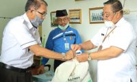 Baznas Bagikan Paket Sembako Kepada Guru Ngaji