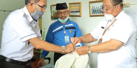 Baznas Bagikan Paket Sembako Kepada Guru Ngaji