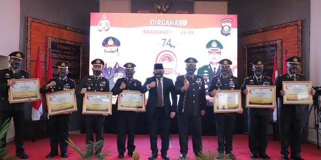 Bupati Beri Penghargaan Polisi Berprestasi