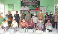 Kelompok Tani Terima 15.000 Batang Bibit Karet