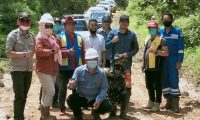 Camat dan Perusahaan Tinjau Serta Parbaiki Jalan Rusak