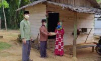 Panitia bagikan daging kurban door to door