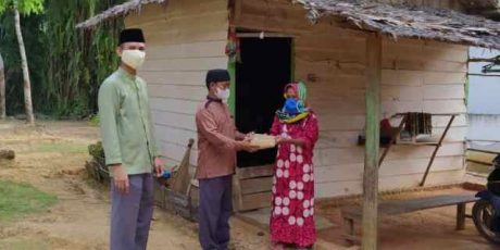 Panitia bagikan daging kurban door to door