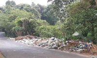 Sampah Menumpuk di Ruas Jalan kelurahan Payaraman Barat