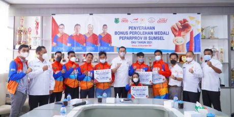 Muba Daerah Pertama Serahkan Bonus ke Atlet NPC Peparprov III