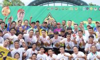 Apriyadi Serahkan Piala  Kejuaraan Daerah Sepak Bola
