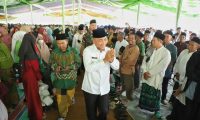Puluhan Ribu Warga  Tumpah Ruah Hadiri Pengajian