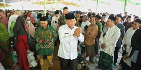 Puluhan Ribu Warga  Tumpah Ruah Hadiri Pengajian