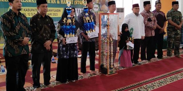 berfoto bersama seusai penyerahan piala kepada juara.
