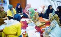 PKK Antusias Belajar Buat Pempek Untuk Takjil Berbuka 