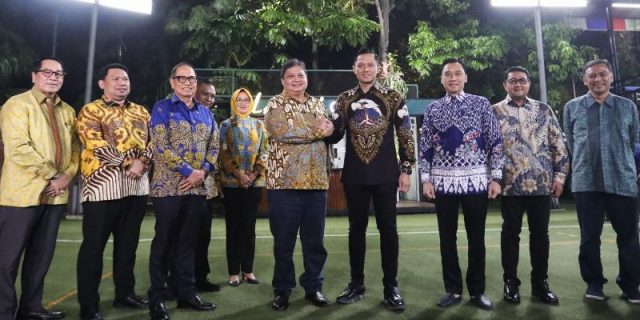 airlangga dan AHY dengan didampingi para pejabat partai masing-masing, berfoto bersama penuh semangat.