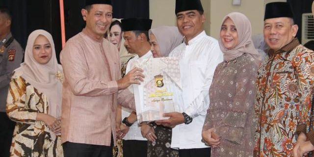 Kapolda Sumsel memberikan bingkisan sebagai bentuk ucapan selamat dan terima kasih.